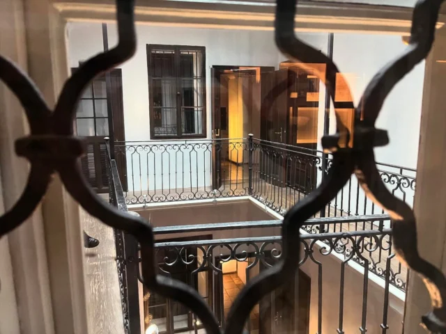 Nella Domgasse n. 5 si trova l’unico appartamento, della dozzina in cui #Mozart abiterà a #Vienna, rimasto in piedi fino ad oggi. Nell’edificio detto oggi Casa di Mozart il compositore visse dal 1784 al 1787. Io consiglio vivamente la visita, davvero interessante. Nel prezzo del biglietto e’ compresa l’audioguida in italiano 😎#vienna #mozarthouse #vienna_austria #viennastravel #viennanow #viennaaustria #wienliebe #wienstagram
