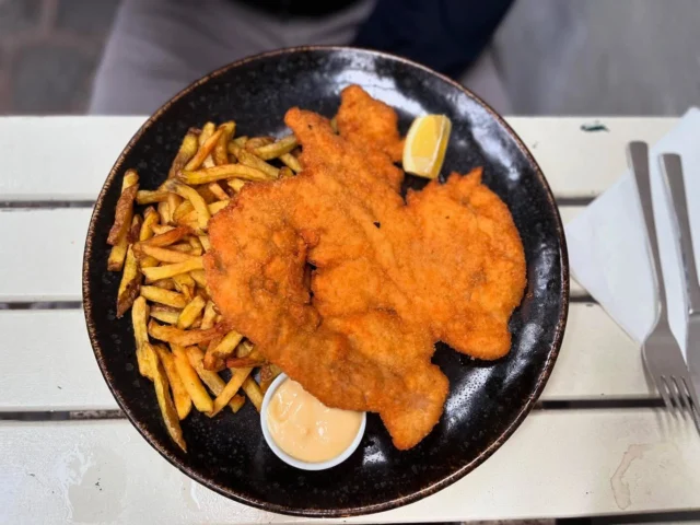La #schnitzel viennese è il piatto più tipico della città! La si può provare praticamente ovunque. Ed è irresistibile accompagnata immancabilmente da patatine fritte. Un piatto non proprio estivo, ma sempre invitante. Voi cosa ne pensate??
#vienna #viennafood #viennafoodie #schnitzellove #wien #wienstagram #wienfood #food #cotoletta #fries #frenchfries